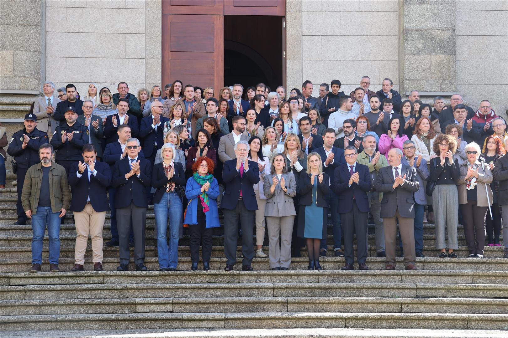 Foto da noticia: Minuto de silencio contra a violencia machista no Parlamento despois do asasinato dunha muller en Ribeira 